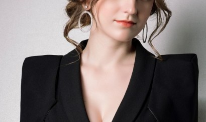 Clip nóng DJ Alexandra Rud 40s nhấp cực phê tại khách sạn