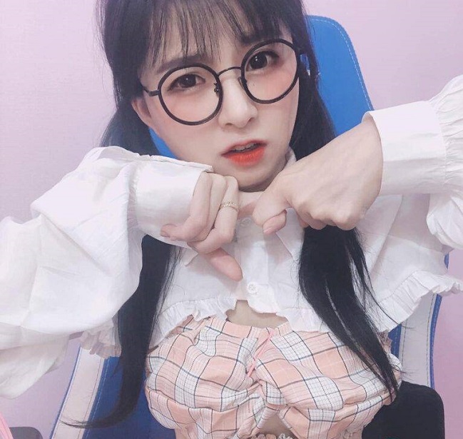 mèo 2k4 lộ clip nóng