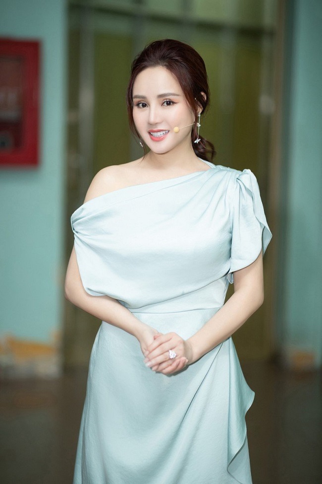 clip n&oacute;ng ca sĩ Vy Oanh