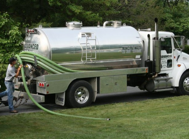 Một xe bồn chở nước sạch c&oacute; quy tr&igrave;nh cho thu&ecirc; cụ thể r&otilde; r&agrave;ng