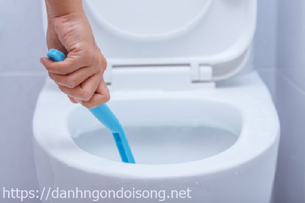 Vệ sinh thường xuy&ecirc;n c&aacute;c chi tiết cấu tạo bồn cầu vệ sinh
