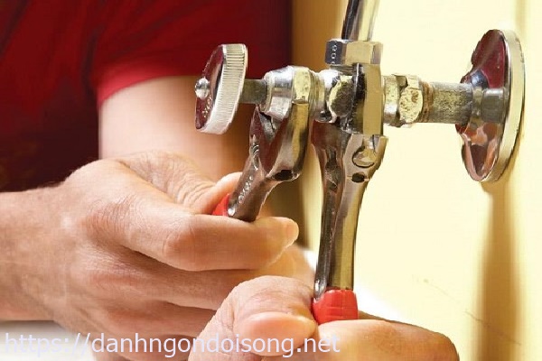 Sửa chữa van nước phục hồi k&eacute;t nước bồn cầu