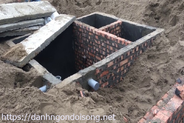 Lắp đặt ống th&ocirc;ng hơi hầm cầu đ&uacute;ng ti&ecirc;u chuẩn