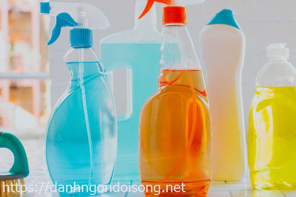 Lạm dụng h&oacute;a chất để khử m&ugrave;i h&ocirc;i bồn rửa ch&eacute;n
