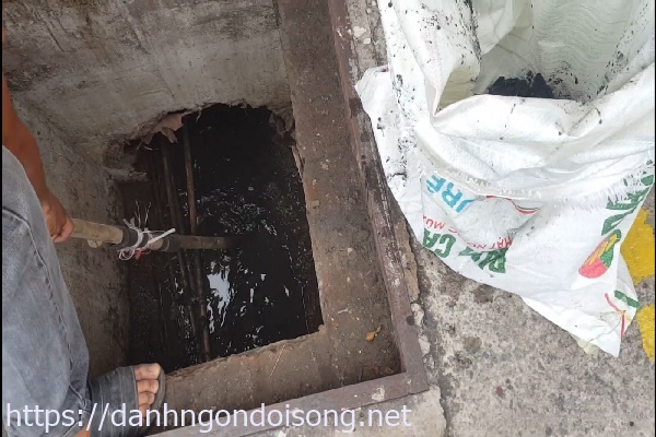 Thiếu nước khiến hố ga c&oacute; m&ugrave;i h&ocirc;i