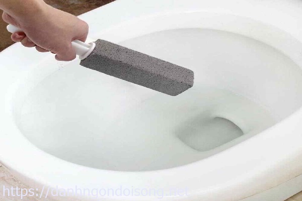 Dấu hiệu bồn cầu tho&aacute;t nước chậm