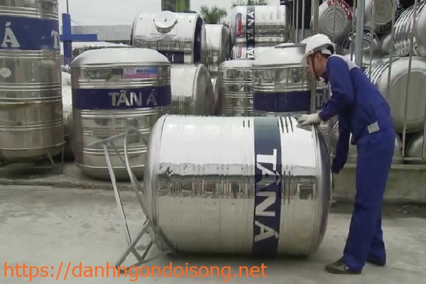 Vệ sinh trong bồn nước