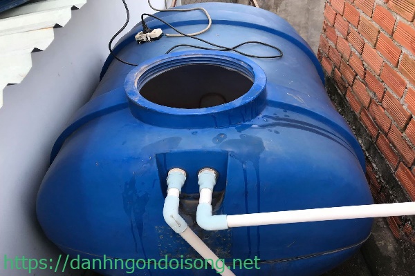 D&ugrave;ng nước sạch vệ sinh bồn nước