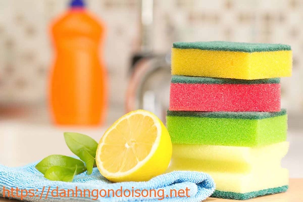 Vệ sinh bồn nước với giấm v&agrave; chanh