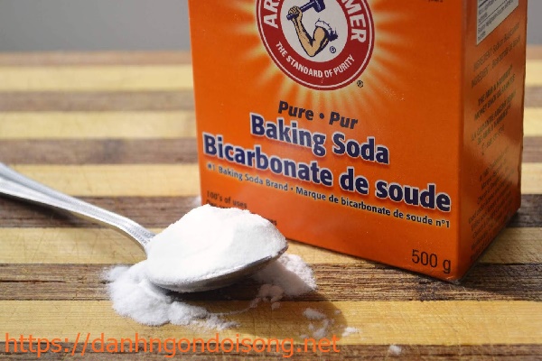 Vệ sinh bồn nước với soda