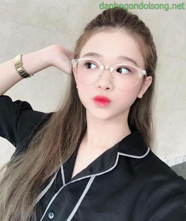 Ảnh g&aacute;i xinh t&oacute;c ngang vai 2k9