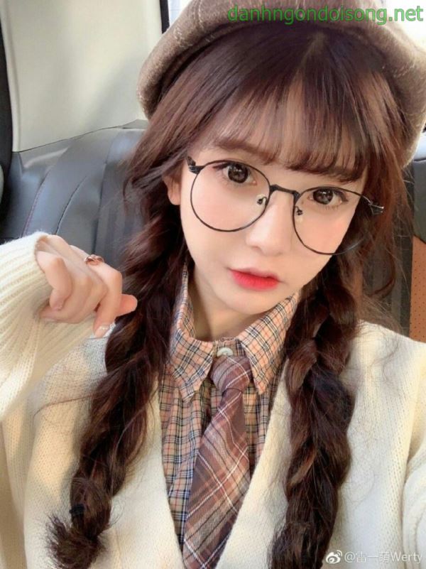 Ảnh g&aacute;i xinh t&oacute;c ngang vai 2k9