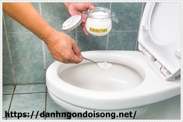 D&ugrave;ng baking soda v&agrave; giấm l&agrave;m sạch bồn cầu