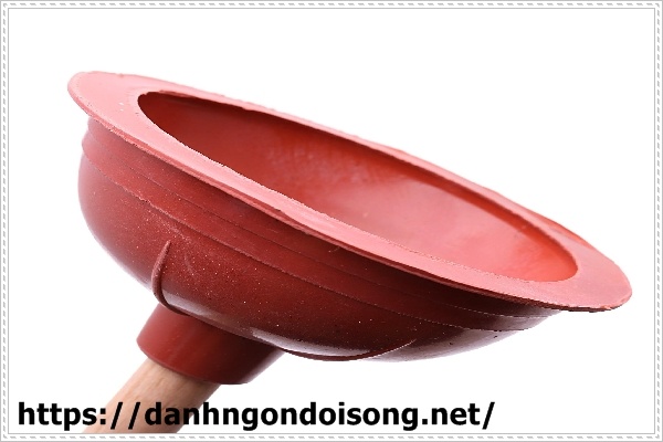 Xử l&yacute; tho&aacute;t nước chậm bằng c&acirc;y thụt cao su