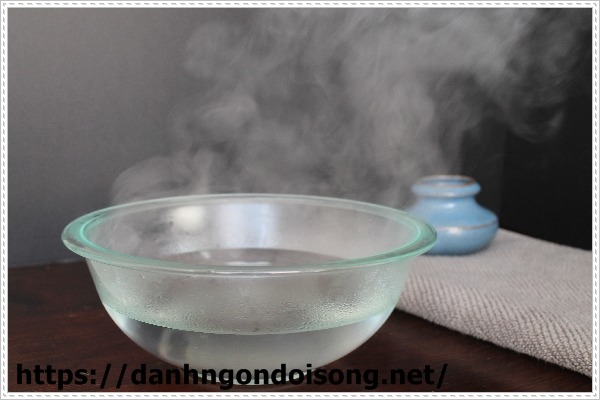 Xử l&yacute; cống tho&aacute;t chậm bằng nước s&ocirc;i