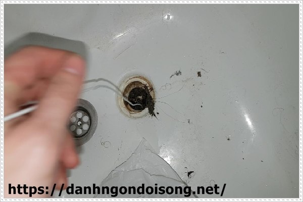 Xử l&yacute; cống tho&aacute;t chậm bằng m&oacute;c quần &aacute;o