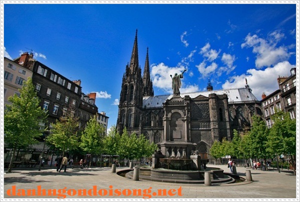 Để c&oacute; được visa du học bạn phải trải qua một buổi phỏng vấn trực tiếp để đ&aacute;nh gi&aacute; tr&igrave;nh độ.