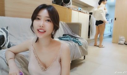 Clip streamer Kiki lộ vòng 1 trên livestream, lộ nhũ hoa phản cảm