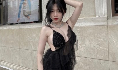 Streamer Linh Chichan thả rông lộ vòng 1 đi dạo phố gây tranh cãi