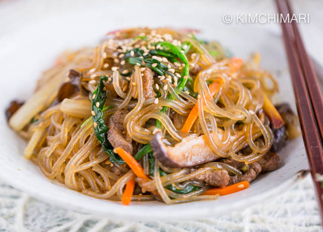 14 m&oacute;n ăn đặc sản ở H&agrave;n Quốc Japchae (Miến trộn)