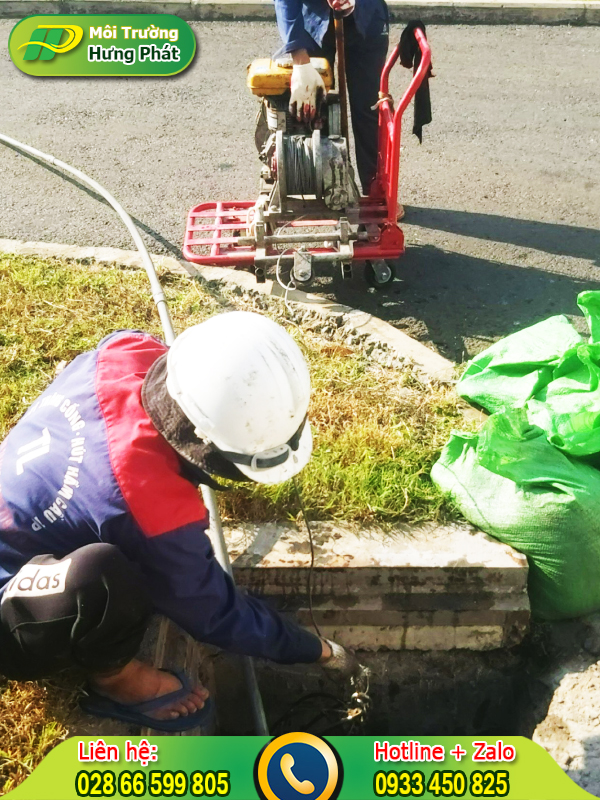 Khu vực thi c&ocirc;ng của đơn vị nạo v&eacute;t hố ga quận 2