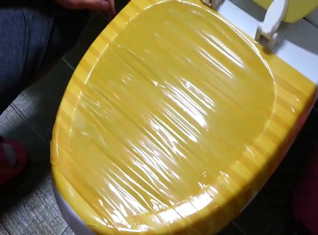 Mẹo chữa nh&agrave; vệ sinh bị tắc v&agrave; băng keo