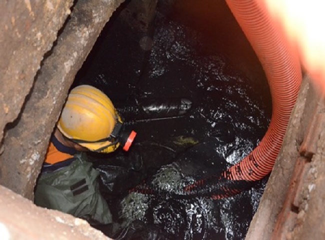 C&aacute;ch khắc phục xử l&yacute; m&ugrave;i h&ocirc;i hố ga