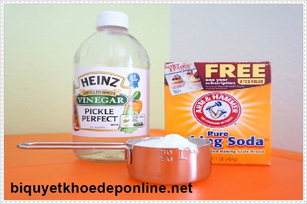 chuẩn bị baking soda và giấm để thông bồn cầu