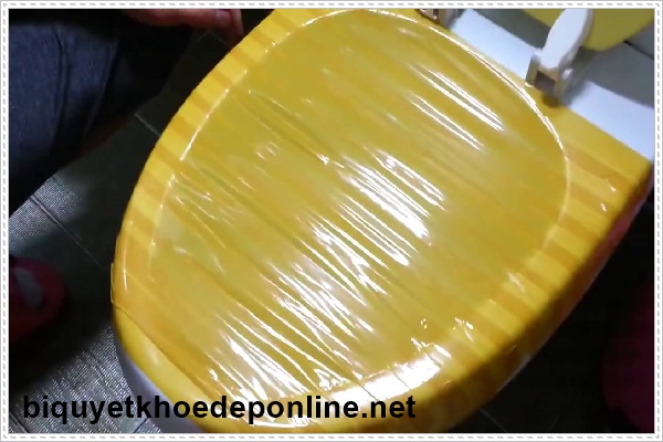 D&ugrave;ng băng d&iacute;nh để gi&uacute;p cho bồn cầu tr&aacute;nh bị tắc nghẽn v&agrave; xả nước kh&ocirc;ng xuống