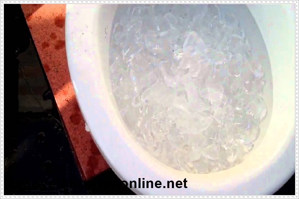 nước đ&aacute; xử l&yacute;  bồn cầu tr&aacute;nh khỏi t&igrave;nh trạng tho&aacute;t nước chậm