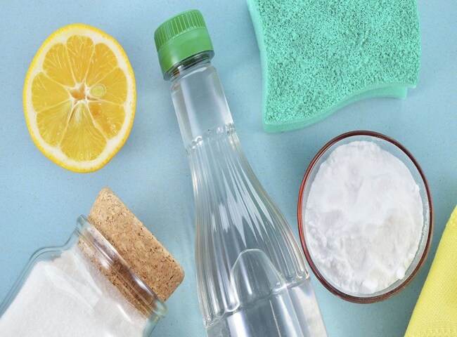 D&ugrave;ng baking soda v&agrave; giấm để th&ocirc;ng bồn cầu bị nghẹt x&agrave; ph&ograve;ng