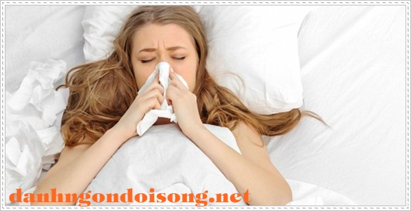 N&acirc;ng cao gối khi ngủ giảm đau tai giữa.