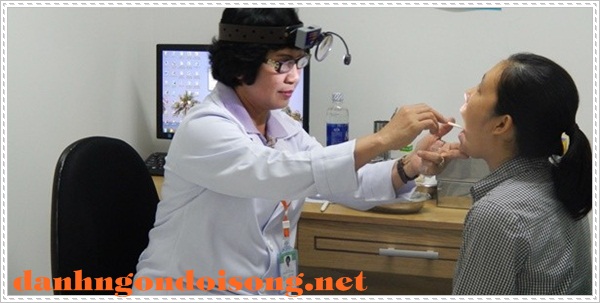 Đau họng l&agrave; triệu chứng vi&ecirc;m tai giữa.