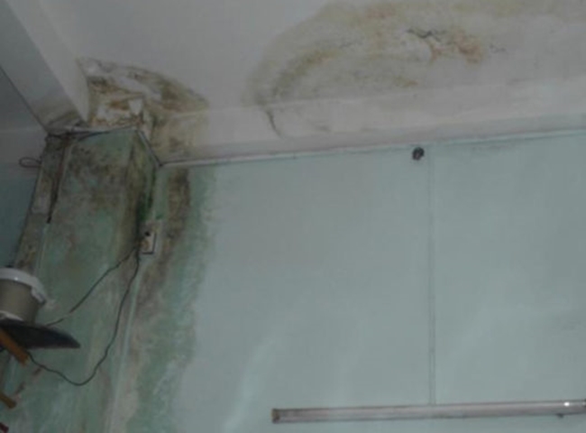 Qu&aacute; tr&igrave;nh vệ sinh trần nh&agrave; thạch cao nấm mốc ố v&agrave;ng